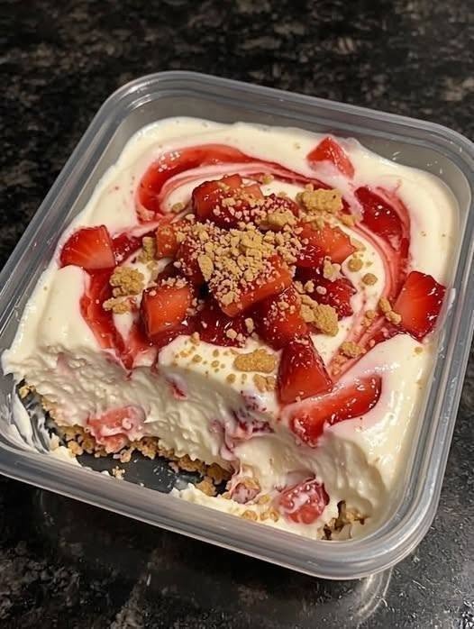 No-Bake Strawberry Cheesecake Box Dessert (Easy, Creamy & Crowd-Pleasing)